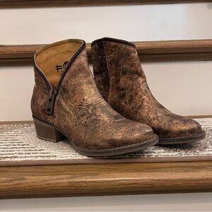 Circle G by Corral Distressed Copper Metallic Ankle Boots – Size 6.5M